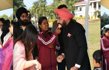अपना घर अनाथालय के बच्चों के साथ जन्मदिन मनाते हुए राज्यपाल।