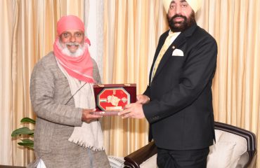 राज्यपाल लेफ्टिनेंट जनरल गुरमीत सिंह (से नि) से गुरुवार को राजभवन में पर्यावरणविद डॉ अनिल जोशी ने शिष्टाचार भेंट की।
