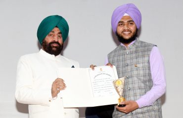 Governor felicitating the winning students in the Inter-University Speech Competition program on the theme 