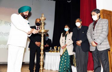 राजभवन में ’’राष्ट्र, मतदान और लोकतंत्र’’ थीम पर आयोजित कार्यक्रम का दीप प्रज्ज्वलित कर शुभारंभ करते हुए राज्यपाल।