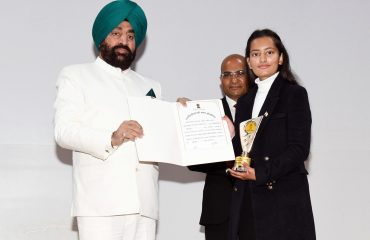 राजभवन में ’’राष्ट्र, मतदान और लोकतंत्र’’ थीम पर अन्तर-विश्वविद्यालयी भाषण प्रतियोगिता कार्यक्रम में विजेता छात्र-छात्राओं।