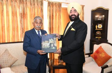Governor Lieutenant General Gurmit Singh (Retd) welcomed the Governor of Arunachal Pradesh, Brigadier B D Mishra, on his arrival in Uttarakhand, at the Raj Bhawan.