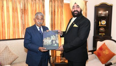 Governor Lieutenant General Gurmit Singh (Retd) welcomed the Governor of Arunachal Pradesh, Brigadier B D Mishra, on his arrival in Uttarakhand, at the Raj Bhawan.