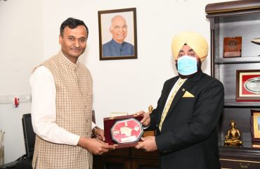 राज्यपाल से राजभवन में, सर्वेयर जनरल ऑफ इण्डिया श्री सुनील कुमार ने भेंट की।