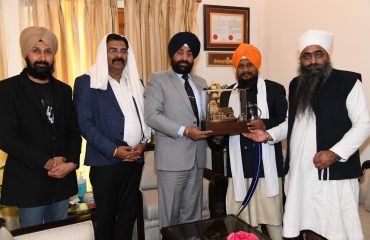 Shri Granthi ji and other representatives of Golden Temple met Governor at Raj Bhawan.