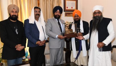 Shri Granthi ji and other representatives of Golden Temple met Governor at Raj Bhawan.