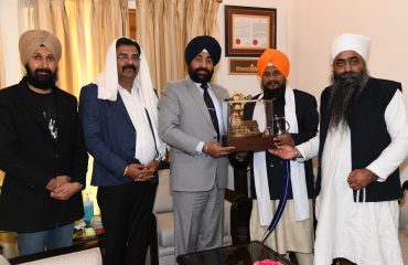 राज्यपाल से राजभवन में स्वर्ण मंदिर के श्री ग्रंथी जी तथा अन्य प्रतिनिधियों ने मुलाकात की।