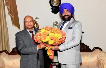 Governor Lieutenant General Gurmit Singh (Retd) welcomed the Lieutenant Governor of Ladakh, Shri Radha Krishna Mathur, on his arrival in Uttarakhand, at the Raj Bhawan on Monday.