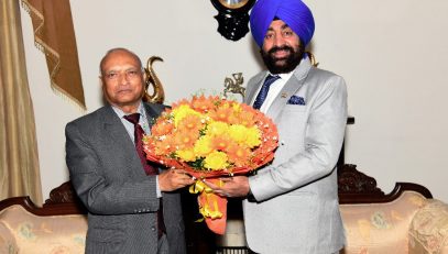 Governor Lieutenant General Gurmit Singh (Retd) welcomed the Lieutenant Governor of Ladakh, Shri Radha Krishna Mathur, on his arrival in Uttarakhand, at the Raj Bhawan on Monday.