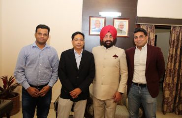 राज्यपाल से राजभवन तेलंगाना मे ग्रेन रोबोटिक्स के सीईओ श्री किरण राजू ने मुलाकात की।