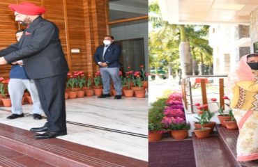 राजभवन उद्यान में कार्यरत श्रमिकों को पुरस्कृत करते हुए राज्यपाल लेफ्टिनेंट जनरल गुरमीत सिंह(से नि)।