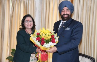 राज्यपाल से शिष्टाचार भेंट करती हुईं उत्तराखण्ड बाल अधिकार संरक्षण आयोग की अध्यक्ष डा. गीता खन्ना।