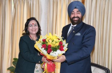 Chairperson, Uttarakhand Child Rights Protection Commission, Dr. Geeta Khanna, paying a courtesy call on Governor.