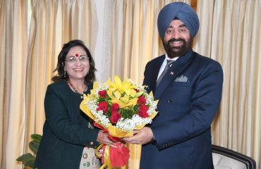 Chairperson, Uttarakhand Child Rights Protection Commission, Dr. Geeta Khanna, paying a courtesy call on Governor.