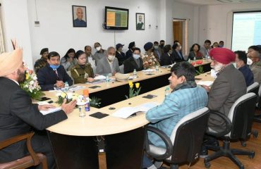 राजभवन में, वसंतोत्सव के आयोजन के संबंध में बैठक लेते हुए राज्यपाल लेफ्टिनेंट जनरल गुरमीत सिंह (से नि)।