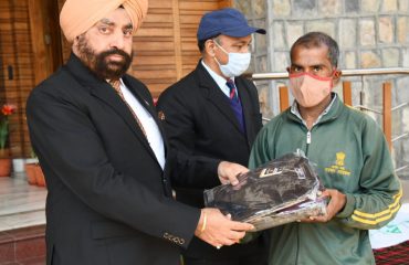 राज्यपाल लेफ्टिनेंट जनरल गुरमीत सिंह (से नि) ने शुक्रवार को राजभवन में कार्यरत उद्यान कर्मियों तथा दैनिक श्रमिकों को ट्रैक सूट वितरित किए।