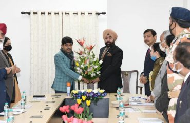 राजभवन में, वसंतोत्सव के संबंध में आयोजित बैठक के अवसर पर राज्यपाल लेफ्टिनेंट जनरल गुरमीत सिंह (से नि)।
