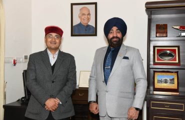 राज्यपाल लेफ्टिनेंट जनरल गुरमीत सिंह (से नि) से शनिवार को राजभवन में सचिव वित्त श्री अमित सिंह नेगी ने शिष्टाचार भेंट की।