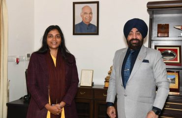 राज्यपाल लेफ्टिनेंट जनरल गुरमीत सिंह (से नि) से शनिवार को राजभवन में मुख्य निर्वाचन अधिकारी श्रीमती सौजन्या ने शिष्टाचार भेंट की।