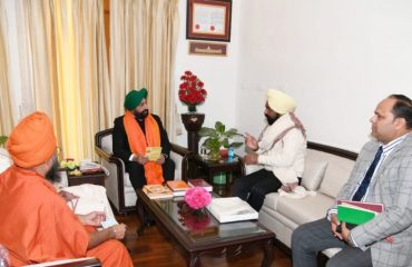 Akhara Parishad, Sant Nirmal Panchayat Akhara and Sikh delegation met Governor.