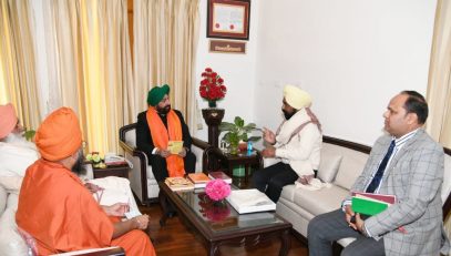 Akhara Parishad, Sant Nirmal Panchayat Akhara and Sikh delegation met Governor.