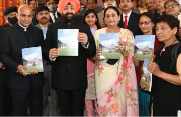 राज्यपाल लेफ्टिनेंट जनरल गुरमीत सिंह (से नि) ने मंगलवार को अन्तर्राष्ट्रीय महिला दिवस के अवसर पर राजभवन की त्रैमासिक पत्रिका ‘‘नन्दा’’ के प्रथम अंक का राजभवन में विमोचन किया।h