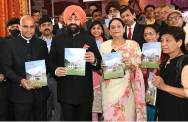 राज्यपाल लेफ्टिनेंट जनरल गुरमीत सिंह (से नि) ने मंगलवार को अन्तर्राष्ट्रीय महिला दिवस के अवसर पर राजभवन की त्रैमासिक पत्रिका ‘‘नन्दा’’ के प्रथम अंक का राजभवन में विमोचन किया।
