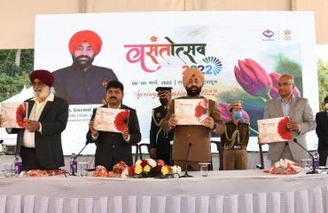 दो दिवसीय वसंतोत्सव-2022 के आयोजन अवसर पर उद्यान विभाग की कॉफी टेबल बुक का भी विमोचन करते हुए राज्यपाल लेफ्टिनेट जनरल गुरमीत सिंह (से नि)।