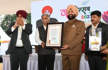 Governor felicitating the winner of the competition organized at Raj Bhavan on the occasion of 1st-5th Vasantotsav-2022.