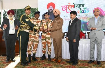 Governor felicitating the winner of the competition organized at Raj Bhavan on the occasion of 1st-5th