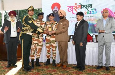 वसंतोत्सव-2022 के अवसर पर राजभवन में आयोजित प्रतियोगिता के विजेता को सम्मानित करते हुए राज्यपाल लेफ्टिनेट जनरल गुरमीत सिंह (से नि)।