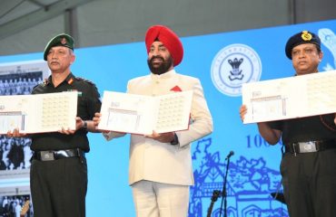 आरआईएमसी के स्थापना शताब्दी वर्ष पर आरआईएमसी, गढ़ी कैंट देहरादून में आयोजित कार्यक्रम के अवसर पर आरआईएमसी की डाक टिकट जारी करते हुए राज्यपाल।