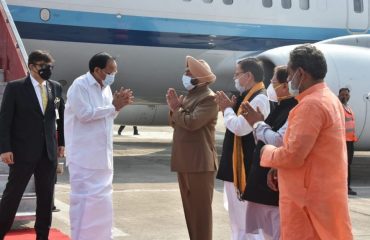 On Saturday, the Governor welcomed the Vice President Shri M Venkaiah Naidu at Jolly Grant Airport, Dehradun on his arrival in Uttarakhand.