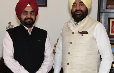 राज्यपाल लेफ्टिनेंट जनरल गुरमीत सिंह (से नि ) से गुरुवार को राजभवन में मुख्य सचिव डॉ एस एस संधू ने शिष्टाचार भेंट की । राज्यपाल ने मुख्य सचिव से राज्य के विभिन्न मुद्दों पर चर्चा की ।