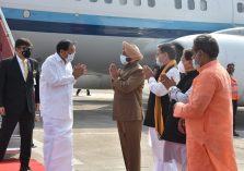 उपराष्ट्रपति श्री एम वेंकैया नायडू के उत्तराखंड आगमन पर शनिवार को राज्यपाल ने जौली ग्रांट एयरपोर्ट देहरादून में उनका स्वागत किया।;?>