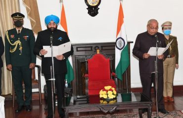 राजभवन में, विधान सभा के नव निर्वाचित वरिष्ठ सदस्य श्री बंशीधर भगत को प्रोटैम स्पीकर के पद की शपथ दिलाते हुए राज्यपाल लेफ्टिनेंट जनरल गुरमीत सिंह (से नि)।
