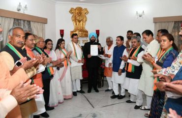 राज्यपाल लेफ्टिनेंट जनरल गुरमीत सिंह (से नि) से भेंट कर श्री पुष्कर सिंह धामी के नेतृत्व में नई सरकार मंत्रिमंडल के गठन का अनुरोध पत्र सौंपते हुए भारतीय जनता पार्टी के अध्यक्ष श्री मदन कौशिक ।