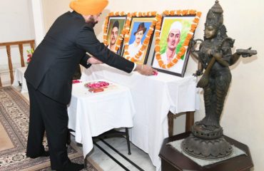 राज्यपाल ने शहीद दिवस के अवसर पर राजभवन में शहीद भगत सिंह, सुखदेव तथा राजगुरु को भावपूर्ण श्रद्धांजलि अर्पित की।