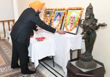 Governor paid emotional tributes to Shaheed Bhagat Singh, Sukhdev and Rajguru.;?>