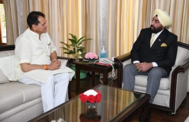 राज्यपाल लेफ्टिनेंट जनरल गुरमीत सिंह (से नि) से गुरुवार को राजभवन में कैबिनेट मंत्री श्री प्रेमचंद अग्रवाल ने शिष्टाचार भेंट की।