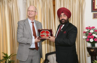 राज्यपाल लेफ्टिनेंट जनरल गुरमीत सिंह (से नि) से राजभवन में नॉर्वे के राजदूत हैनस जैकब फ्राइडिनलुंड ने मुलाकात की।