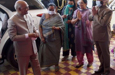 राष्ट्रपति तथा फर्स्ट लेडी के उत्तराखंड आगमन पर उनका स्वागत करते हुए राज्यपाल तथा राज्य की प्रथम महिला।