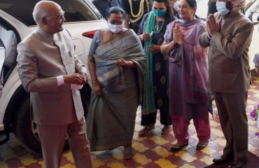 Governor and First Lady of the state welcoming the President and First Lady on their arrival in Uttarakhand.