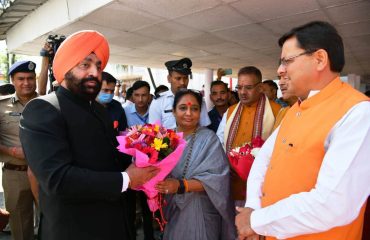 उत्तराखण्ड राज्य की पंचम विधान सभा के प्रथम सत्र को सम्बोधित करने विधान सभा पहुँचने पर राज्यपाल का स्वागत करती हुईं विधान सभा अध्यक्ष श्रीमती ऋतु खंडूड़ी भूषण तथा मुख्यमंत्री श्री पुष्कर सिंह धामी।