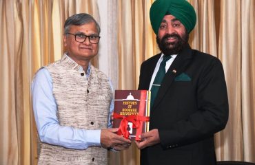राज्यपाल लेफ्टिनेंट जनरल गुरमीत सिंह (से नि) से बुधवार को राजभवन में आईआईटी रुड़की के निदेशक श्री अजीत कुमार चतुर्वेदी ने मुलाकात की। राज्यपाल से यह उनकी शिष्टाचार भेंट थी।