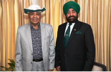 राज्यपाल लेफ्टिनेंट जनरल गुरमीत सिंह (से नि) से राजभवन में शिष्टाचार भेंट करते हुए रॉयल सोसायटी फॉर हेल्थ एजुकेशन, एनवायरमेंट एंड इकोलॉजी के चेयरमैन श्री नरेंद्र जोशी।