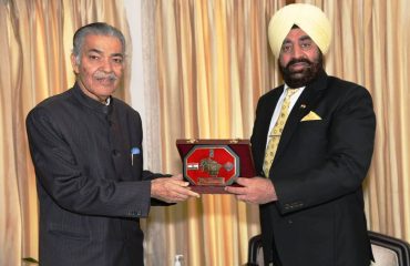 राज्यपाल लेफ्टिनेंट जनरल गुरमीत सिंह (से नि) से गुरुवार को राजभवन में लेफ्टिनेंट जनरल मदन मोहन लखेरा ने शिष्टाचार भेंट की।