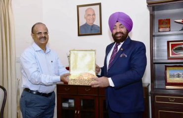 राज्यपाल से राजभवन में केंद्रीय लोक निर्माण विभाग के चीफ इंजीनियर श्री एस के शर्मा ने मुलाकात की।