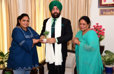 राज्यपाल ले ज गुरमीत सिंह (से नि) से बुधवार को राजभवन में अंतर्राष्ट्रीय पैरा शूटर श्रीमती दिलराज कौर ने मुलाकात की।