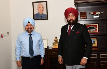 राज्यपाल लेफ्टिनेंट जनरल गुरमीत सिंह (से नि) से गुरुवार को राजभवन में उपनल के प्रबंध निदेशक ब्रि. पीपीएस पाहवा ने शिष्टाचार भेंट की।